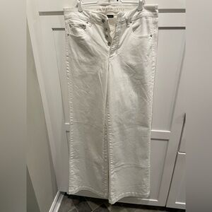 American Eagle womens white wide leg jeans. Gorgeous, like-new! Sz 12 long.